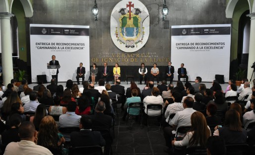  El gobernador Miguel Ángel Yunes Linares entregó reconocimientos <em>Caminando a la excelencia</em>, en el patio central de Palacio de Gobierno. 