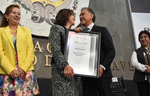  El gobernador Miguel Ángel Yunes Linares entregó reconocimientos <em>Caminando a la excelencia</em>, en el patio central de Palacio de Gobierno. 