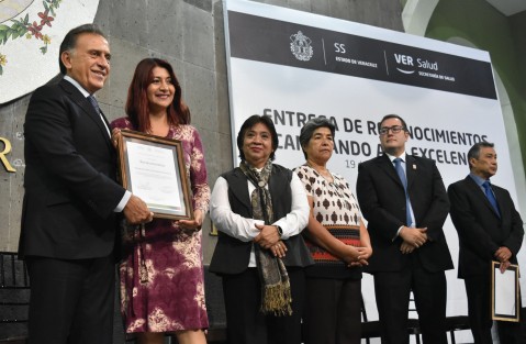  El gobernador Miguel Ángel Yunes Linares entregó reconocimientos <em>Caminando a la excelencia</em>, en el patio central de Palacio de Gobierno. 