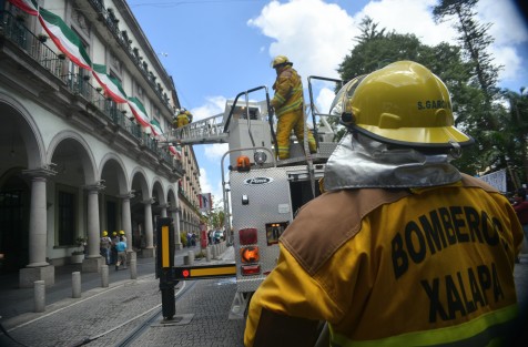 En Xalapa, oficinas de Gobierno, estatal y municipal realizaron un simulacro simultáneo, con la participación de cuerpos de emergencia.