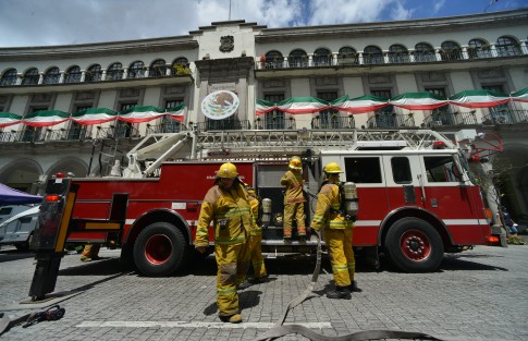 En Xalapa, oficinas de Gobierno, estatal y municipal realizaron un simulacro simultáneo, con la participación de cuerpos de emergencia.