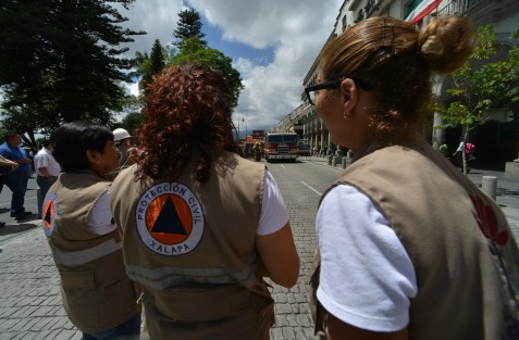 En Xalapa, oficinas de Gobierno, estatal y municipal realizaron un simulacro simultáneo, con la participación de cuerpos de emergencia.