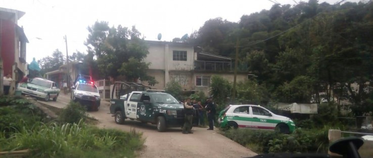 En la colonia Campo de Tiro de Xalapa, una camioneta dañó en su acelerado paso a por lo menos 10 vehículos sobre la calle Plaza de Armas. Al parecer el conductor iba bajo los efectos de una droga, se descarta falla en los frenos. 