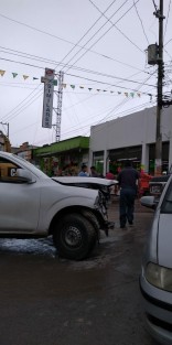 En la colonia Campo de Tiro de Xalapa, una camioneta dañó en su acelerado paso a por lo menos 10 vehículos sobre la calle Plaza de Armas. Al parecer el conductor iba bajo los efectos de una droga, se descarta falla en los frenos.  