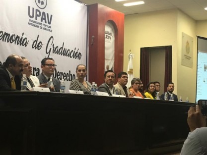 A 52 egresados de la Facultad de Derecho de la Universidad Autónoma de Veracruz (UPAV), el gobernador electo, Cuitláhuac García Jiménez les hizo un reconocimiento por el extraordinario esfuerzo y dedicación que realizaron para culminar sus estudios profesionales.