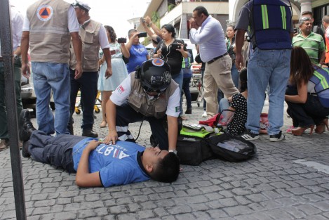 Con la finalidad de promover la cultura de la autoprotección y recordar los hechos trágicos provocados por los sismos del 19 de septiembre de 1985 y 2017, personal de la Dirección de Protección Civil (PC) de Xalapa realizó un simulacro ante una eventualidad de emergencia, en el que participaron más de 400 funcionarios y empleados que se encontraban en el Palacio Municipal.  