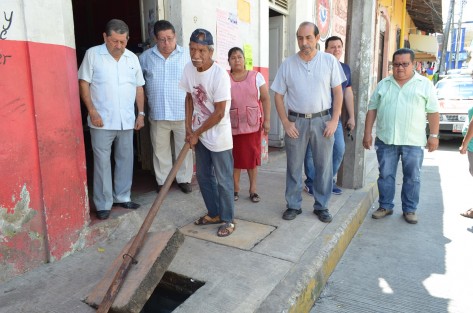 Drenaje sanitario afecta a vecina de la zona centro de Tlapacoyan, esto debido a que dejaron una obra de mala calidad.
