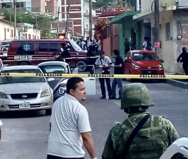 En pleno primer cuadro de la ciudad de Papantla, fue ultimado a balazos, el actual dirigente municipal de Acción Nacional y ex regidor papanteco Héctor Armando Guevara Guzmán, por sujetos que viajaban en moto, quienes hirieron también a su hijo.  