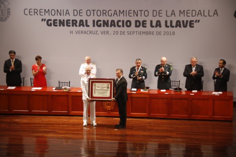 La medalla <em>General Ignacio de la Llave</em> fue entregada al general Juan Manuel Rico Gámez y al almirante Francisco Arturo Castañón Zamacona, en reconocimiento a su servicio en favor de la seguridad de los veracruzanos.