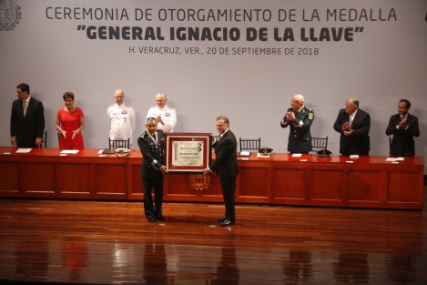 La medalla <em>General Ignacio de la Llave</em> fue entregada al general Juan Manuel Rico Gámez y al almirante Francisco Arturo Castañón Zamacona, en reconocimiento a su servicio en favor de la seguridad de los veracruzanos.