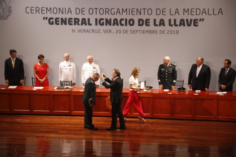 La medalla <em>General Ignacio de la Llave</em> fue entregada al general Juan Manuel Rico Gámez y al almirante Francisco Arturo Castañón Zamacona, en reconocimiento a su servicio en favor de la seguridad de los veracruzanos