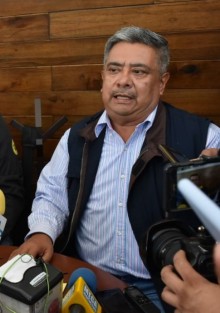 El alcalde de Teocelo,Mario Chama, dijo que la carretera se ha tornado peligrosa para quienes transitan por dicha zona, considerando urgente que las autoridades de la Secretaría de Comunicaciones y Transportes (SCT) intervengan y se concluyan las obras. 