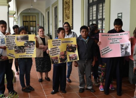 Docentes, padres de familia y alumnos del Centro de Atención Múltiple (CAM) Tlalquetzalan, se manifestaron en el Palacio Municipal de Xalapa para pedir el cambio de uso de suelo de un área verde ubicada en la colonia Independencia, donde podrían construir un plantel para dar educación especial a más de 20 alumnos. 