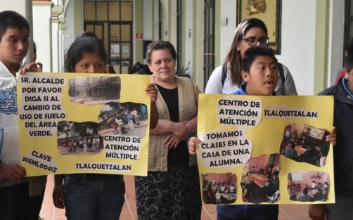 Docentes, padres de familia y alumnos del Centro de Atención Múltiple (CAM) Tlalquetzalan, se manifestaron en el Palacio Municipal de Xalapa para pedir el cambio de uso de suelo de un área verde ubicada en la colonia Independencia, donde podrían construir un plantel para dar educación especial a más de 20 alumnos. 