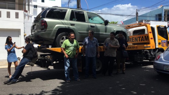En la ciudad de Veracruz ciudadanos se encadenaron a las grúas que pretendían llevarse sus vehículos por estar, presuntamente, estacionados en sitios prohibidos para esos fines.  