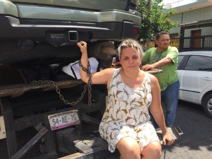 En la ciudad de Veracruz ciudadanos se encadenaron a las grúas que pretendían llevarse sus vehículos por estar, presuntamente, estacionados en sitios prohibidos para esos fines.  