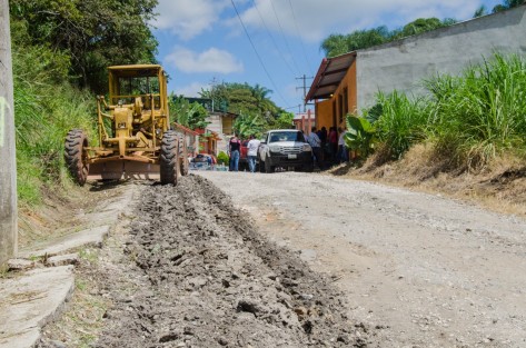 Habitantes de la comunidad de Baxtla, perteneciende al municipio de Teocelo, Veracruz, detuvieron a personal de la SCT Veracruz, quienes intentaron introducir una máquina motoconformadora para simular trabajos de rehabilitación del camino Teocelo - Baxtla, ante el aviso de que serán tomadas las instalaciones de la SCT Veracruz el próximo lunes.