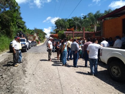 Habitantes de la comunidad de Baxtla, perteneciende al municipio de Teocelo, Veracruz, detuvieron a personal de la SCT Veracruz, quienes intentaron introducir una máquina motoconformadora para simular trabajos de rehabilitación del camino Teocelo - Baxtla, ante el aviso de que serán tomadas las instalaciones de la SCT Veracruz el próximo lunes.