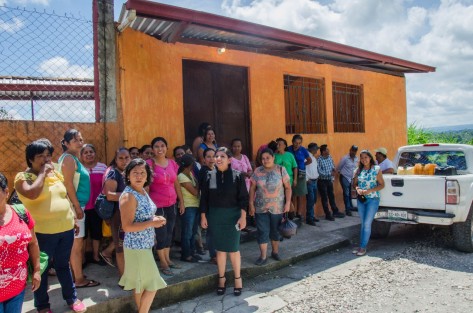Habitantes de la comunidad de Baxtla, perteneciende al municipio de Teocelo, Veracruz, detuvieron a personal de la SCT Veracruz, quienes intentaron introducir una máquina motoconformadora para simular trabajos de rehabilitación del camino Teocelo - Baxtla, ante el aviso de que serán tomadas las instalaciones de la SCT Veracruz el próximo lunes. 