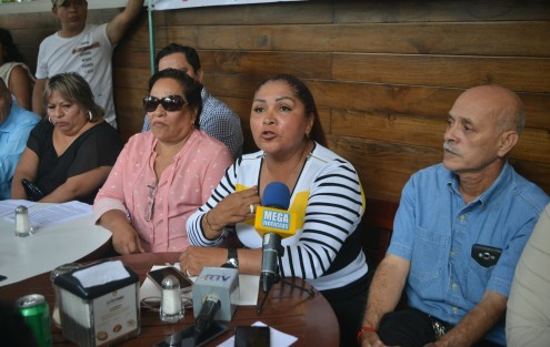 La diputada federal del PES por la Ciudad de México, María Rosete, dice que trabajan en una iniciativa para lograr que los comerciantes informales sean reconocidos, en una primera etapa, y posteriormente su actividad reglamentada.