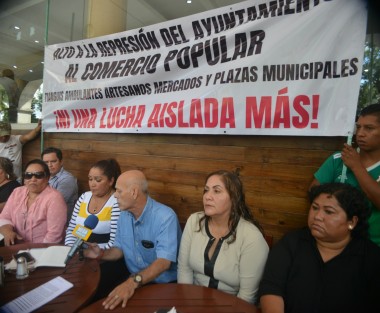 La diputada federal por la Ciudad de México, María Rosete acompañó a comerciantes locales en un mitin que realizaron en Plaza Lerdo.