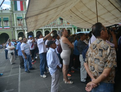 La diputada federal por la Ciudad de México, María Rosete acompañó a comerciantes locales en un mitin que realizaron en Plaza Lerdo.