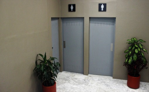 Por fin ya quedaron los baños que se remodelaron en el Congreso, se le anexaron baños para discapcitados. Fueron los dos últimos baños que les hacía falta remodelación completa,ya que estaban completamente inservibles. 
