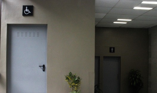 Por fin ya quedaron los baños que se remodelaron en el Congreso, se le anexaron baños para discapcitados. Fueron los dos últimos baños que les hacía falta remodelación completa,ya que estaban completamente inservibles. 
