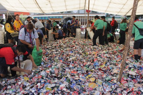 Los grupos de Scouts de Xalapa, recolectaron latas de aluminio durante un año, las cuales utilizaron para hacer una flor de lis en Plaza Lerdo, y que venderán para entregar ese monto a una asociación de lucha contra el cáncer.  