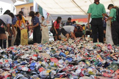 Los grupos de Scouts de Xalapa, recolectaron latas de aluminio durante un año, las cuales utilizaron para hacer una flor de lis en Plaza Lerdo, y que venderán para entregar ese monto a una asociación de lucha contra el cáncer.  