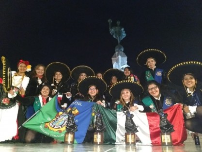La Tuna Femenil de la Universidad Veracruzana obtuvo 4 de los 7 premios otorgados durante el III Certamen Internacional de Tunas Femeninas, Carmina Vernum 2018, celebrado en Trujillo, Perú este viernes 21 de septiembre. Mejor Pandereta, Tuna Bandera, Mejor Instrumental y la Tuna más Tuna, fueron las categoría en que la agrupación xalapeña triunfó. Foto: Tuna Cucha 