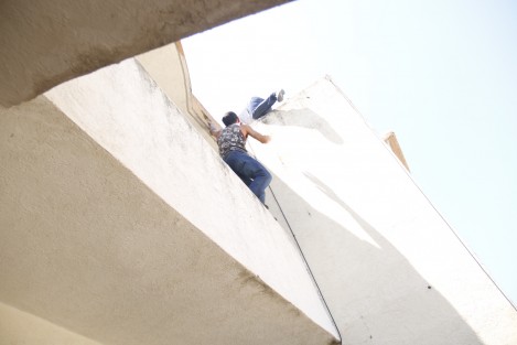 Una riña entre vecinos, en el fraccionamiento Lagos de Puente Moreno, dejó como saldo una persona muerta y 8 detenidos. Los vecinos, estuvieron a punto de linchar a los agresores.