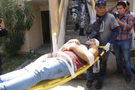 Una riña entre vecinos, en el fraccionamiento Lagos de Puente Moreno, dejó como saldo una persona muerta y 8 detenidos. Los vecinos, estuvieron a punto de linchar a los agresores.