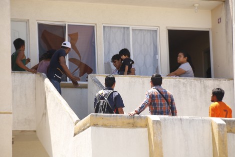 Una riña entre vecinos, en el fraccionamiento Lagos de Puente Moreno, dejó como saldo una persona muerta y 8 detenidos. Los vecinos, estuvieron a punto de linchar a los agresores.