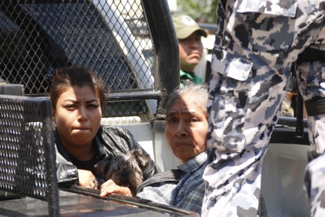 Una riña entre vecinos, en el fraccionamiento Lagos de Puente Moreno, dejó como saldo una persona muerta y 8 detenidos. Los vecinos, estuvieron a punto de linchar a los agresores.