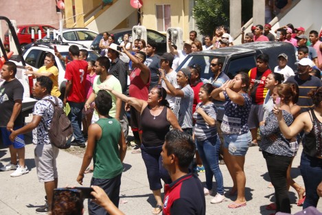 Una riña entre vecinos, en el fraccionamiento Lagos de Puente Moreno, dejó como saldo una persona muerta y 8 detenidos. Los vecinos, estuvieron a punto de linchar a los agresores.