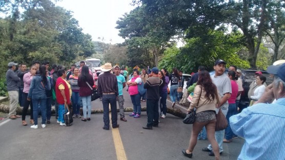 Habitantes de la comunidad de Baxtla, perteneciente al municipio de Teocelo, y de las comunidades de Piedra Parada y Las Lomas, pertenecientes al municipio de Cosautlán de Carvajal, Veracruz, cerraron la carretera de la barranca Matlacobatl desde las 7 y media de este lunes, a la altura de la caseta de vigilancia de la entrada de Teocelo.