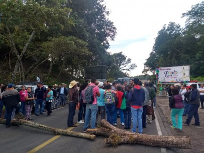 Habitantes de la comunidad de Baxtla, perteneciente al municipio de Teocelo, y de las comunidades de Piedra Parada y Las Lomas, pertenecientes al municipio de Cosautlán de Carvajal, Veracruz, cerraron la carretera de la barranca Matlacobatl desde las 7 y media de este lunes, a la altura de la caseta de vigilancia de la entrada de Teocelo.