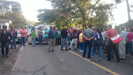 Habitantes de la comunidad de Baxtla, perteneciente al municipio de Teocelo, y de las comunidades de Piedra Parada y Las Lomas, pertenecientes al municipio de Cosautlán de Carvajal, Veracruz, cerraron la carretera de la barranca Matlacobatl desde las 7 y media de este lunes, a la altura de la caseta de vigilancia de la entrada de Teocelo.