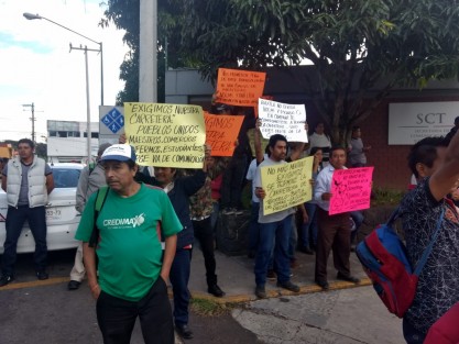 Esto como parte de sus manifestaciones en exigencia a las autoridades de la SCT Veracruz, para que se retomen los trabajos de reconstrucción de la obra de la carretera Teocelo - Baxtla, misma que fue iniciada hace año tres meses, para después quedar abandonada inexplicablemente.  