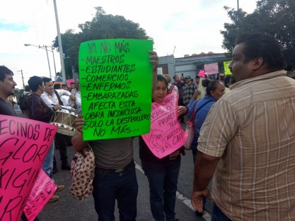Esto como parte de sus manifestaciones en exigencia a las autoridades de la SCT Veracruz, para que se retomen los trabajos de reconstrucción de la obra de la carretera Teocelo - Baxtla, misma que fue iniciada hace año tres meses, para después quedar abandonada inexplicablemente.  