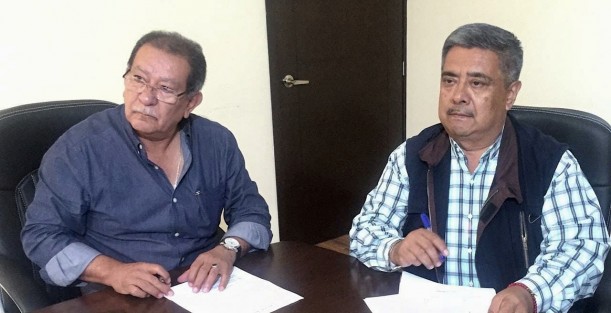 Autoridades del Centro SCT Veracruz, encabezados por el subdirector de obras Ing. José Carlos Valdez Serrano, atendieron al presidente municipal de Teocelo, Mario Antonio Chama Díaz, junto con manifestantes de la comunidad de Baxtla, perteneciente al municipio de Teocelo, y de las comunidades de Piedra Parada y Las Lomas, pertenecientes al municipio de Cosautlán de Carvajal, Veracruz, quienes exigieron la reanudación de reconstrucción de la carretera Teocelo- Baxtla.  