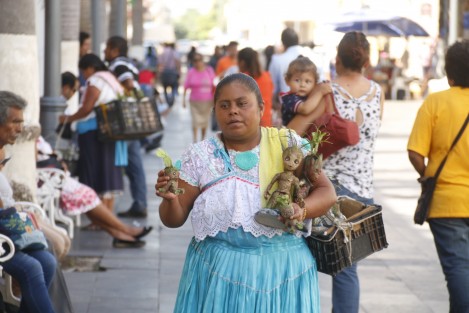 Mujeres de pueblos originarios, comercializan figura de súper héroe holliwoodense. En el zócalo de la ciudad, ofertan macetas del personaje <em>Groot</em> en 50, 100 y 200 pesos.  