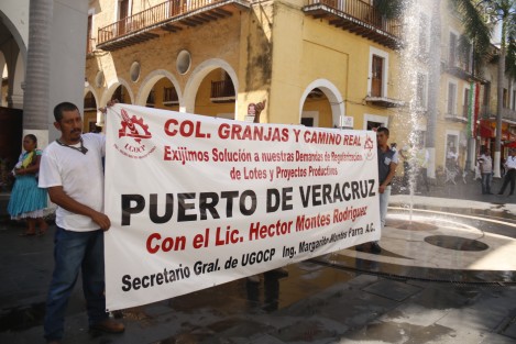 Integrantes de la UGOCP, se manifestaron afuera del palacio municipal de Veracruz, para exigirle al alcalde Fernando Yunes Márquez un cese el acoso por parte de los inspectores de comercio. También pidieron servicios públicos para más de 20 colonias agremiadas.