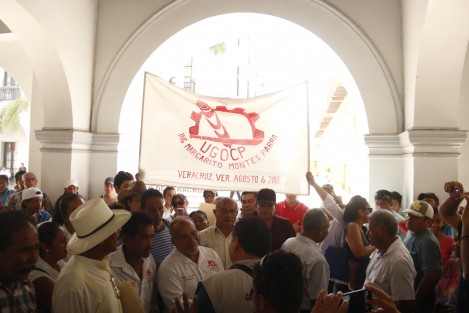 Integrantes de la UGOCP, se manifestaron afuera del palacio municipal de Veracruz, para exigirle al alcalde Fernando Yunes Márquez un cese el acoso por parte de los inspectores de comercio. También pidieron servicios públicos para más de 20 colonias agremiadas.