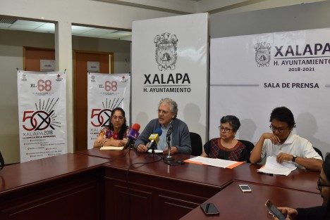 El alcalde de Xalapa Hipólito Rodríguez, en su rueda de prensa de los lunes informó que se adquirió una máquina para asfaltar, pero se lamentó que Pemex haya incumplido con la donación del cemento asfáltico AC-20, motivo por el cual no se ha logrado bachear las calles y avenidas que lo necesitan.