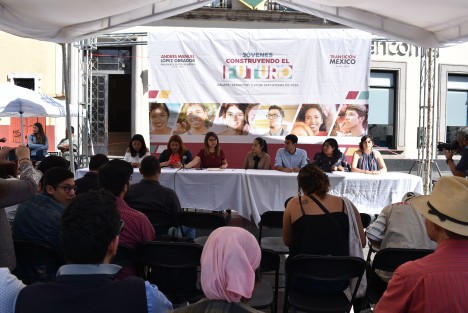 Diputados electos de Morena anunciaron becas de trabajo y de estudio para jóvenes veracruzanos que se encuentren desempleados. Dichas becas serán por montos de $3,600 para el campo laboral además de contar con capacitación, y de $2,400 para quienes quieran seguir sus estudios universitarios. 