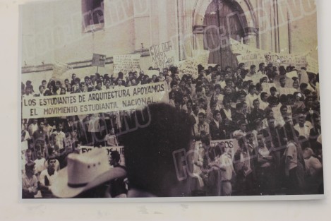 Una exposición fotográfica del movimiento estudiantil en Xalapa fue montada en un  pasillo de la Unidad de Humanidades de la UV. 