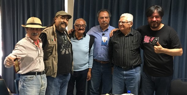 El director de Multigráfica, Alberto Morales García, acompañado de los participantes en el conversatorio sobre el Movimiento Estudiantil del 68 en Xalapa.