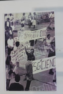 Una exposición fotográfica del movimiento estudiantil en Xalapa fue montada en un pasillo de la Unidad de Humanidades de la UV. Lourdes García